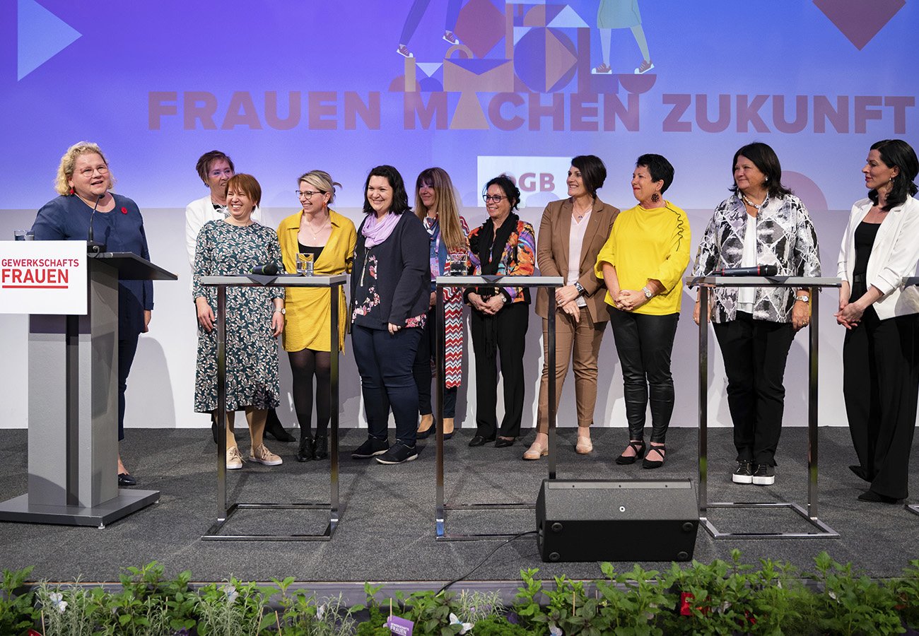 Korinna Schumann, gerade als Vorsitzende bestätigt, und ihre Stellvertreterinnen beim 19. ÖGB-Bundesfrauenkongress 2023.