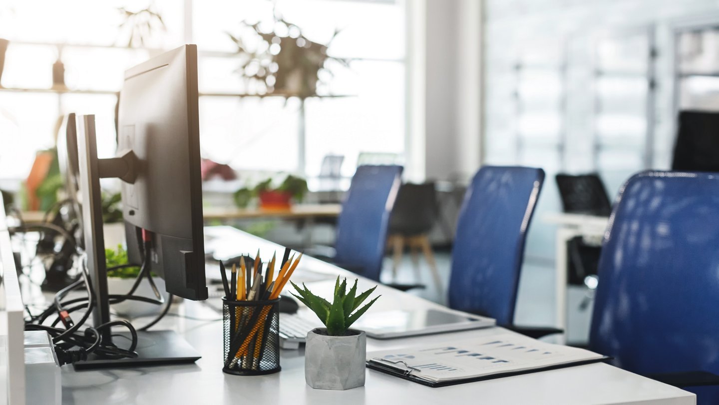 6 Personen fahren Ski