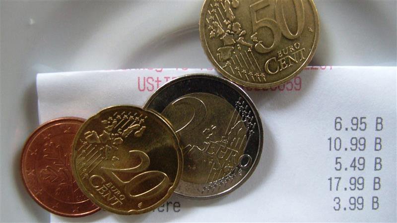 Das Symbolbild zeigt Trinkgeld und eine Rechnung auf einem Teller.