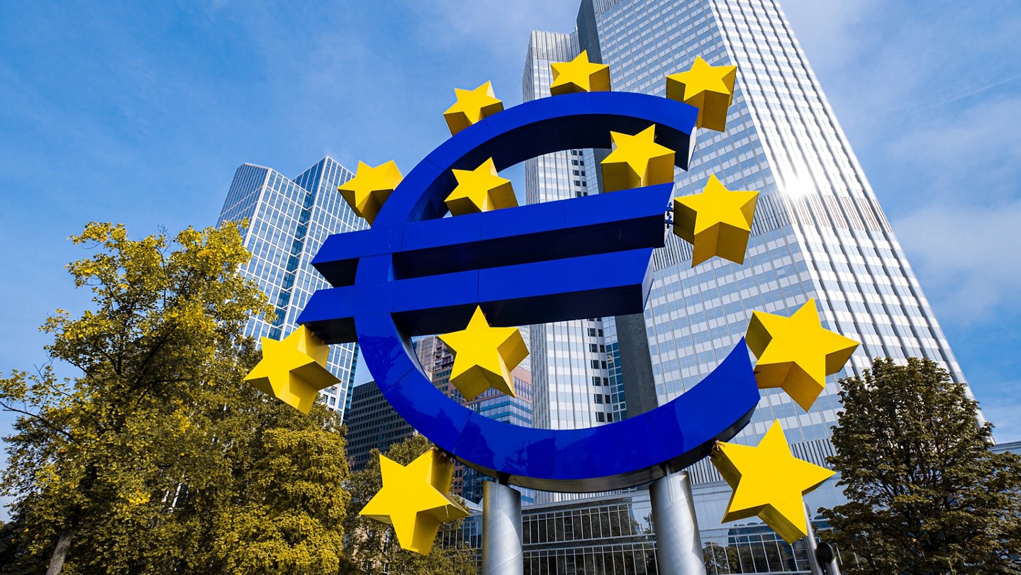 Das Bild zeigt ein Euro-Symbol vor der Europäischen Zentralbank.