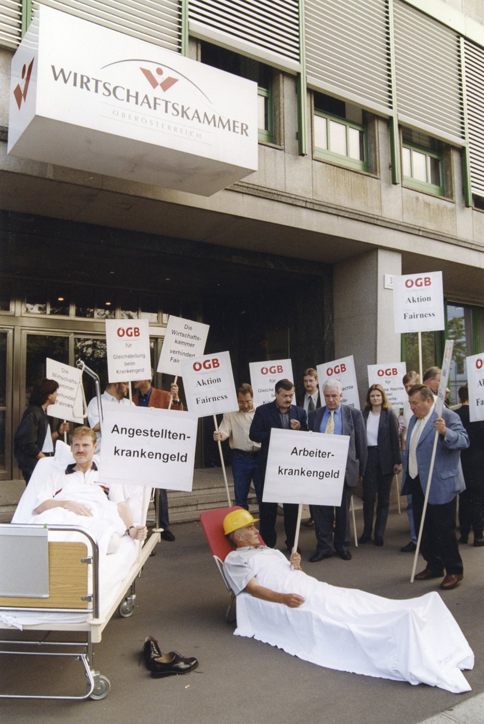 Die schwarz-blaue Regierung beschließt im Juni 2000 – ohne Einbindung der Sozialpartner – eine Angleichung der Entgeltfortzahlungsfristen. Allerdings handelt es sich dabei um eine Mogelpackung.