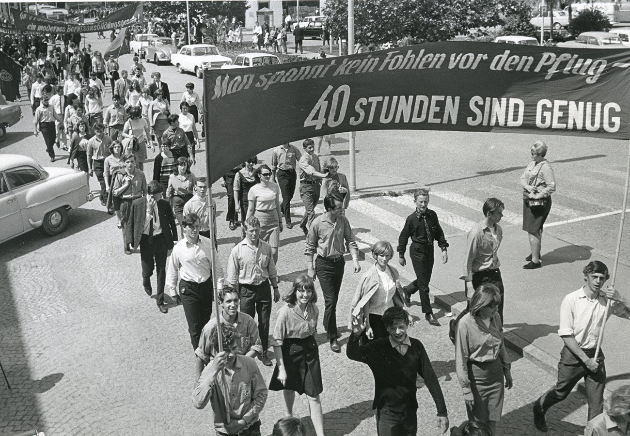 1969 initiiert die SPÖ mit Unterstützung der Gewerkschaften das Volksbegehren für die Einführung der 40-Stunden- Woche.