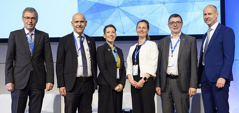 Gruppenfoto mit: Dietmar Reinert, Direktor des Instituts für Arbeitsschutz der DGUV (IFA) | Marcelo Abi-Ramia Caetano, Generalsekretär der IVSS | Bernadette Gemmell, Program Manager 23rd World Congress on Safety and Health at Work | Virpi Stuki, UNIDO | Helmut Ehnes, ISSA Mining | Georg Effenberger, Leiter  der Prävention in der AUVA (v. l. n. r.)