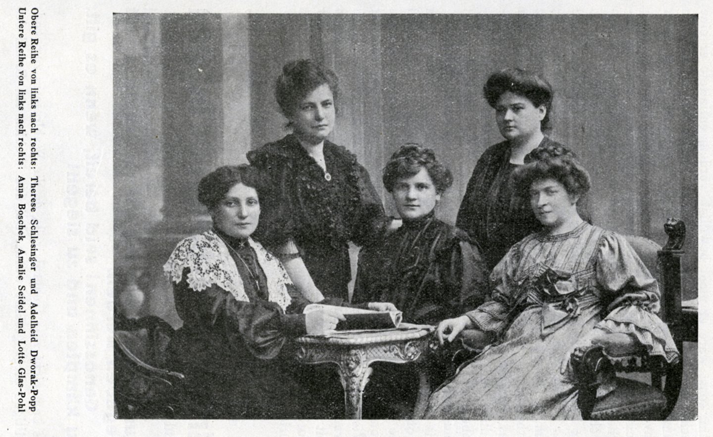 Fünf starke Frauen im Jahr 1904: Obere Reihe vl. Therese Schlesinger und Adelheid Popp; Untere Reihe vl. Anna Boschek, Amalie Seidel und Lotte Glas-Pohl