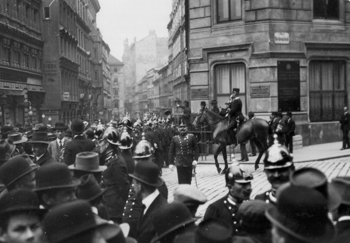 Viele Menschen in Wien auf der Straße, darunter berittene Polizei