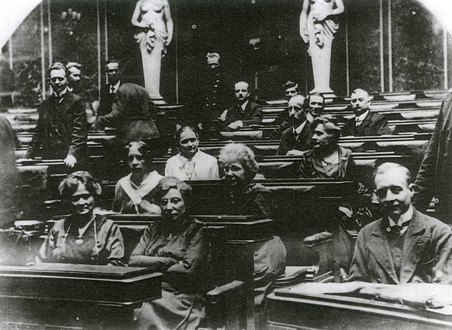 Im März 1919 saßen erstmals Frauen als Nationalratsabgeordnete im Parlament. In der ersten Reihe v. l. Adelheid Popp und Anna Boschek.