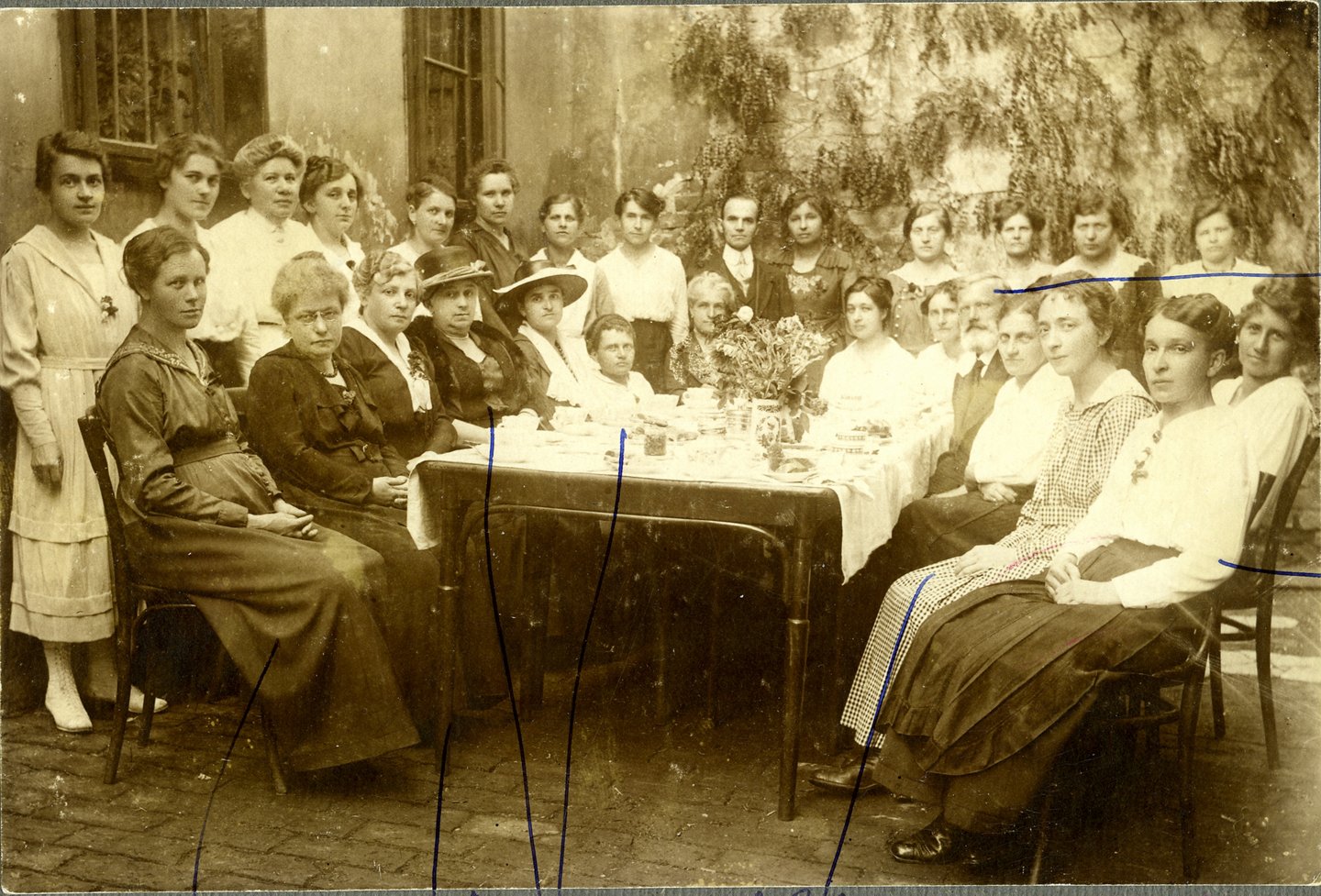 Anna Boschek war eine der Initiatorinnen des Stellenlosenheims für Dienstbotinnen. Hier bei der Eröffnung im Februar 1920.