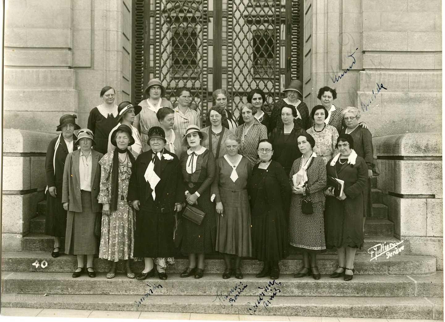 Anna Boschek (recht außen, zweite Reihe) war Mitglied des Ausschusses zur Beratung der Revision des Frauennachtarbeitsverbots bei der Internationalen Arbeitskonferenz Genf, 10. Juni 1931