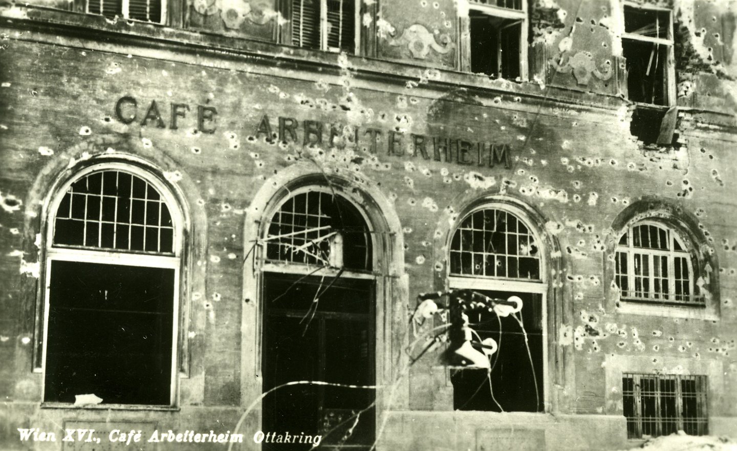 Im Februar 1934 zerschossen das Bundesheer und die Polizei nicht nur sozialdemokratische Einrichtungen, sondern auch die Erste Republik. Hier das Café Arbeiterheim in Ottakring