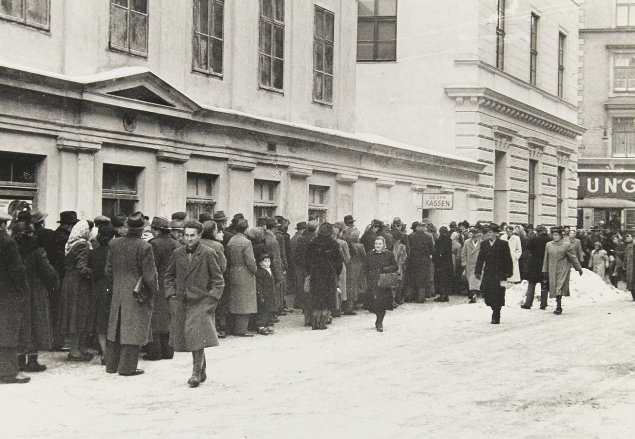 Download von www.picturedesk.com am 07.09.2023 (13:23). Wien 1945-1955 Besatzungszeit. Arbeitsamt mit einer wartenden Menschenmenge. Um 1946. Photographie. - 19460101_PD4031 - Rechteinfo: Rights Managed (RM) Nur fÃ Â¼r redaktionelle Nutzung!