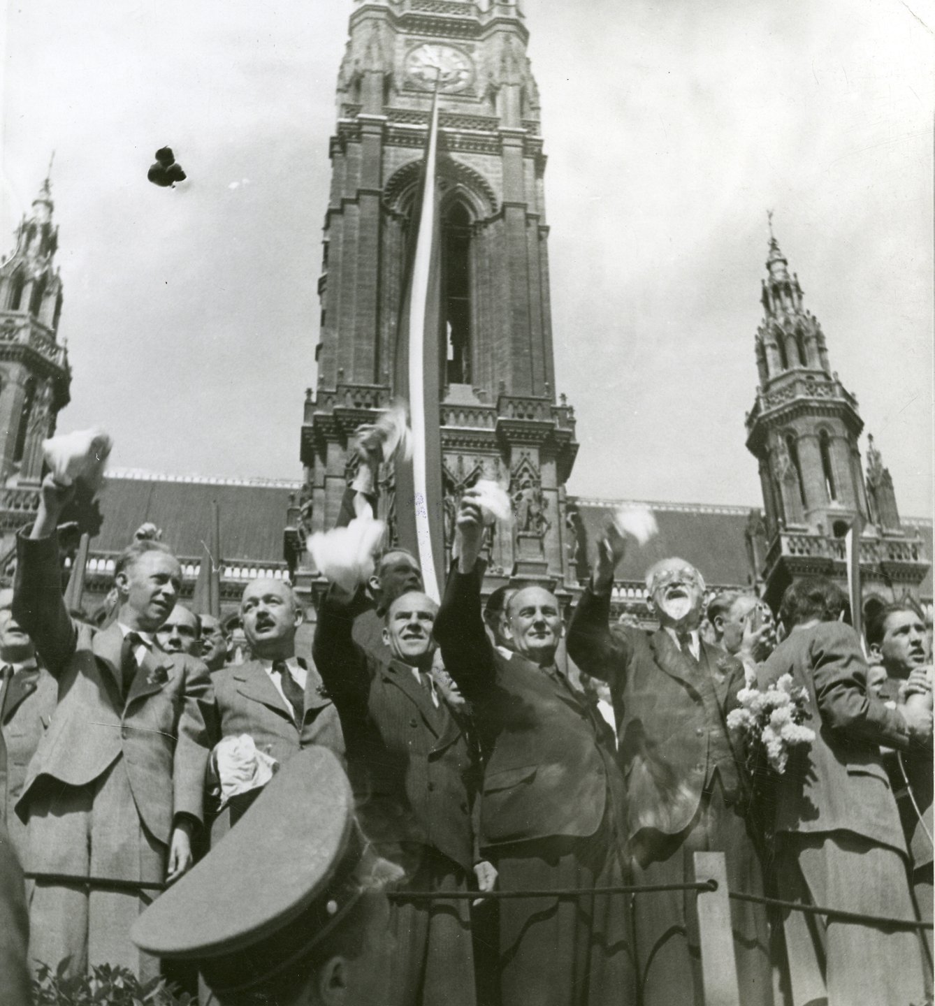 Personen am Rathausplatz 1. Mai 1946