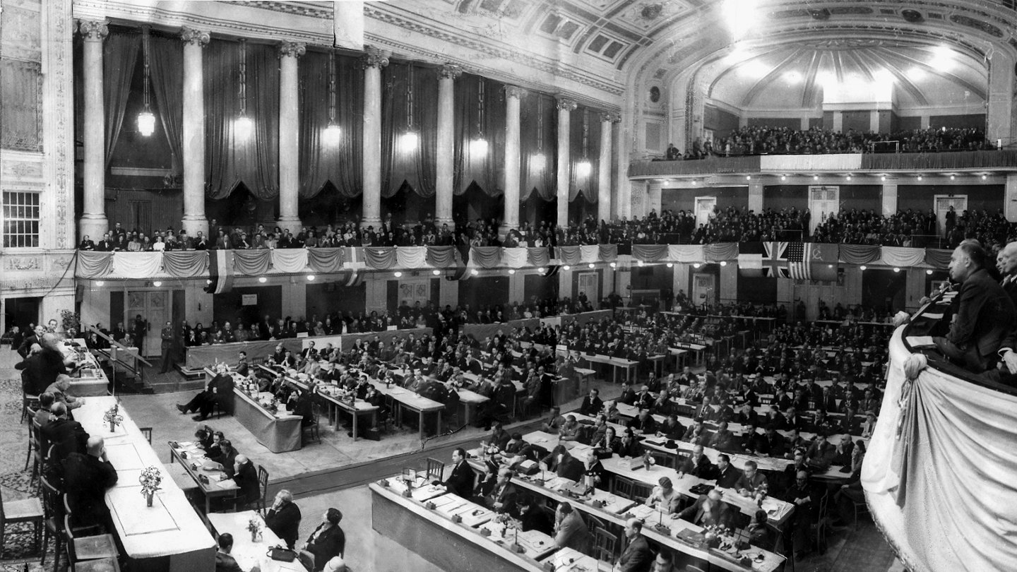 Die Saalansicht im Wiener Konzerthaus beim 1. ÖGB-Bundeskongress 1948 