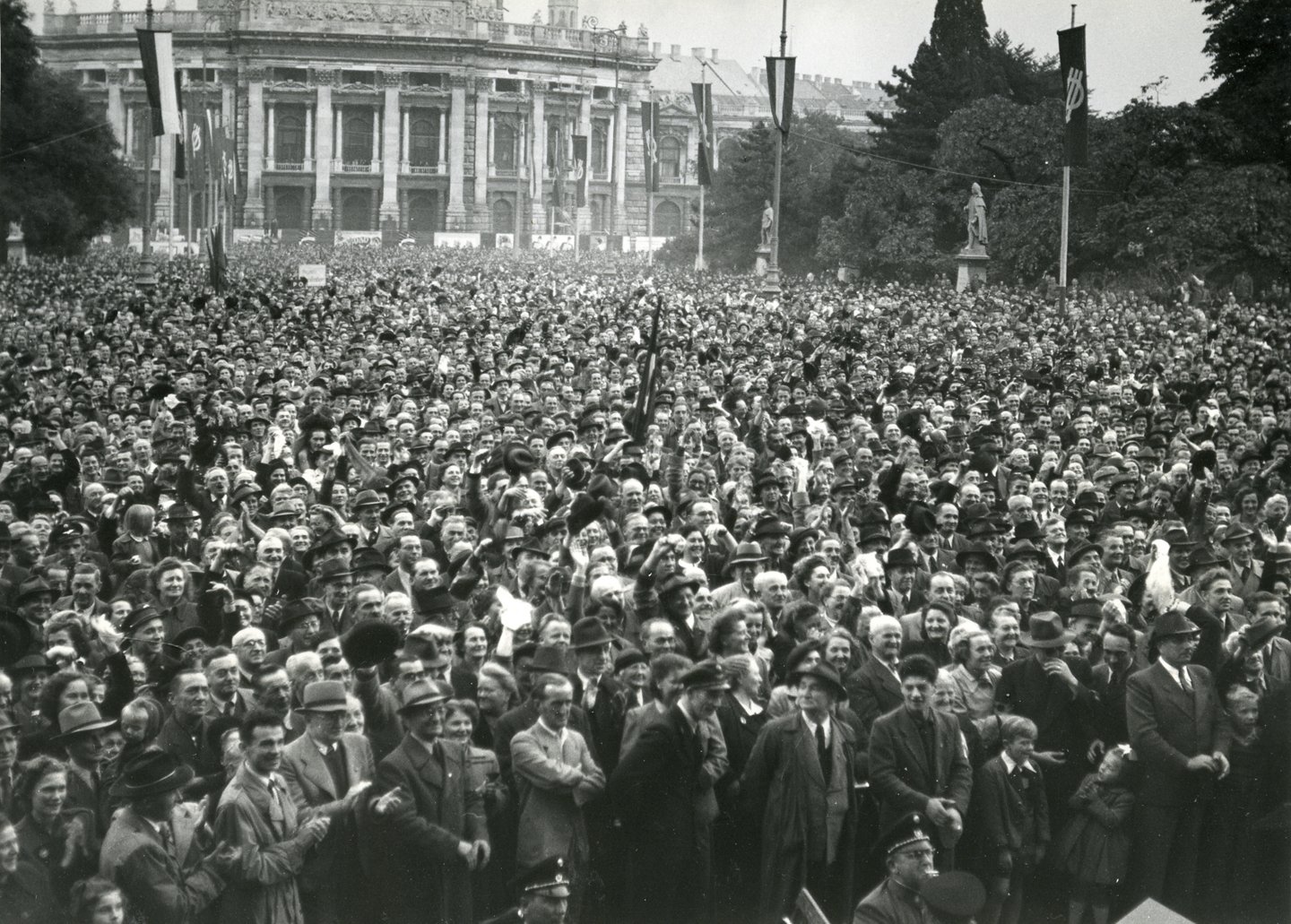 Menschenmenge am Tag der Arbeit 1950 vor dem Rathaus in Wien