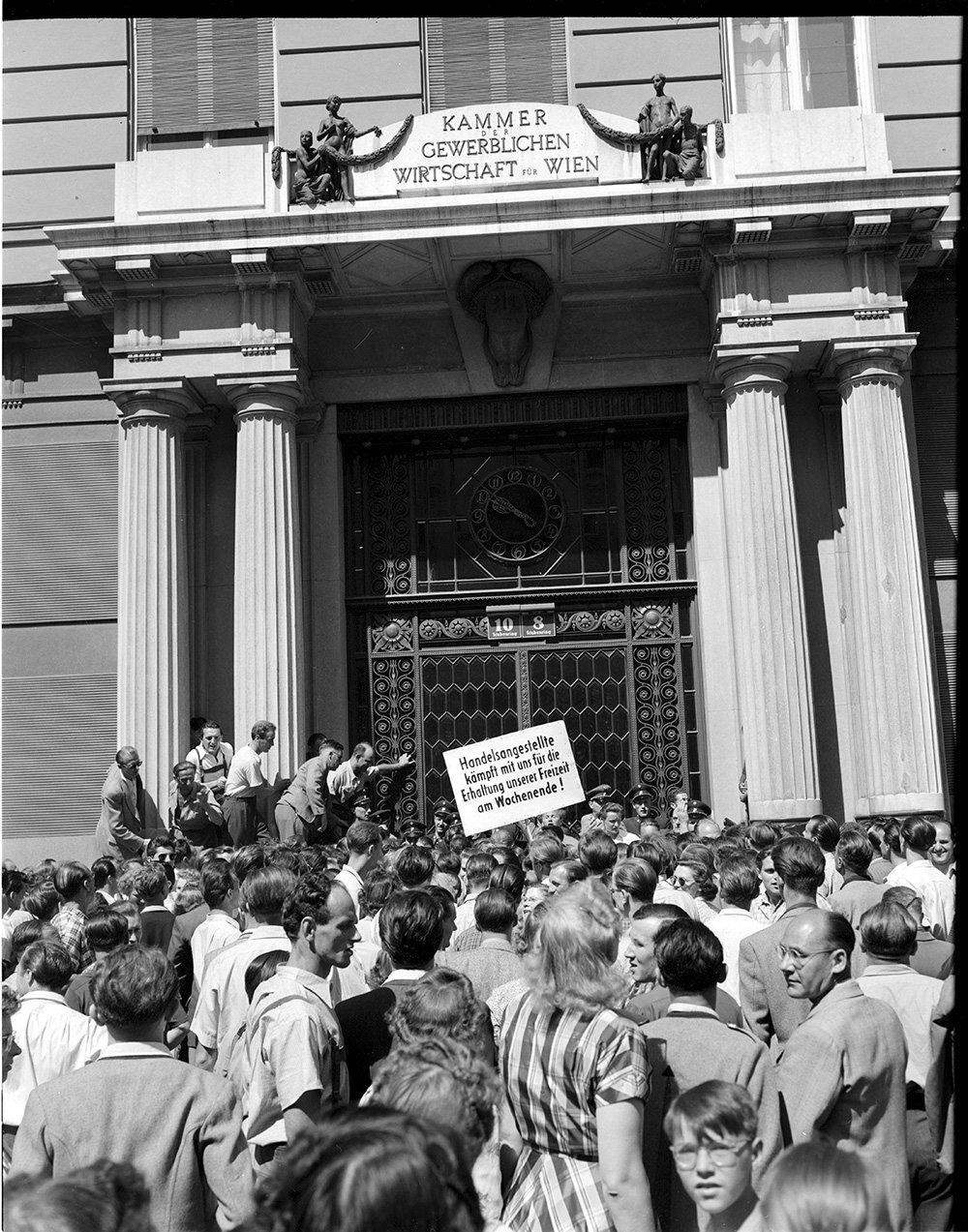 Download von www.picturedesk.com am 07.09.2023 (14:00). Wiener Handelsangestellte demonstrieren gegen LadenschluÃ zeiten. - 19520708_PD0014 - Rechteinfo: Rights Managed (RM)