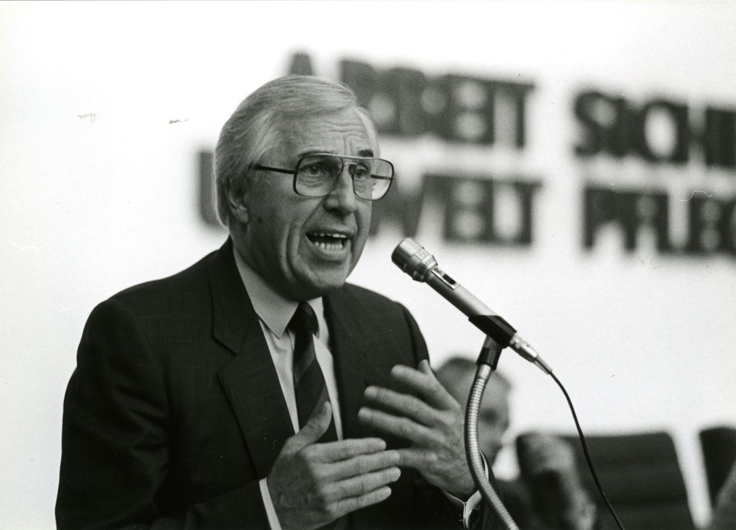 Sozialminister Alfred Dallinger spricht bei Gewerkschaftsveranstaltung (1986)