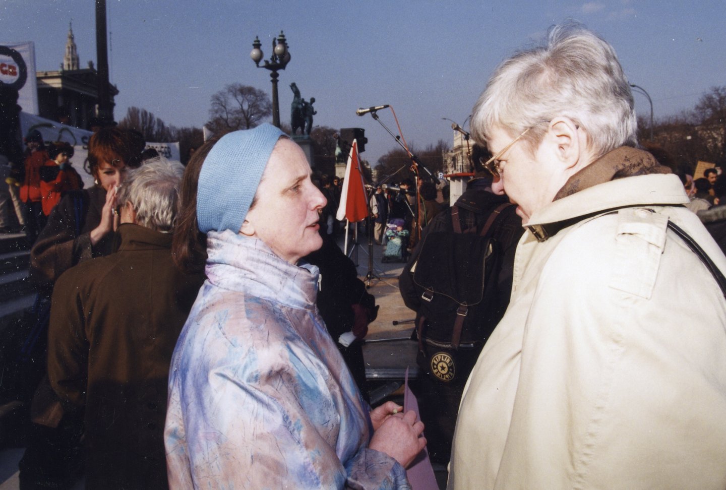 Das Dreamteam Irmgard Schmidleithner und Johanna Dohnal bei einer Aktion anlässlich des Internationalen Frauentags vor dem Parlament in Wien (1996)@