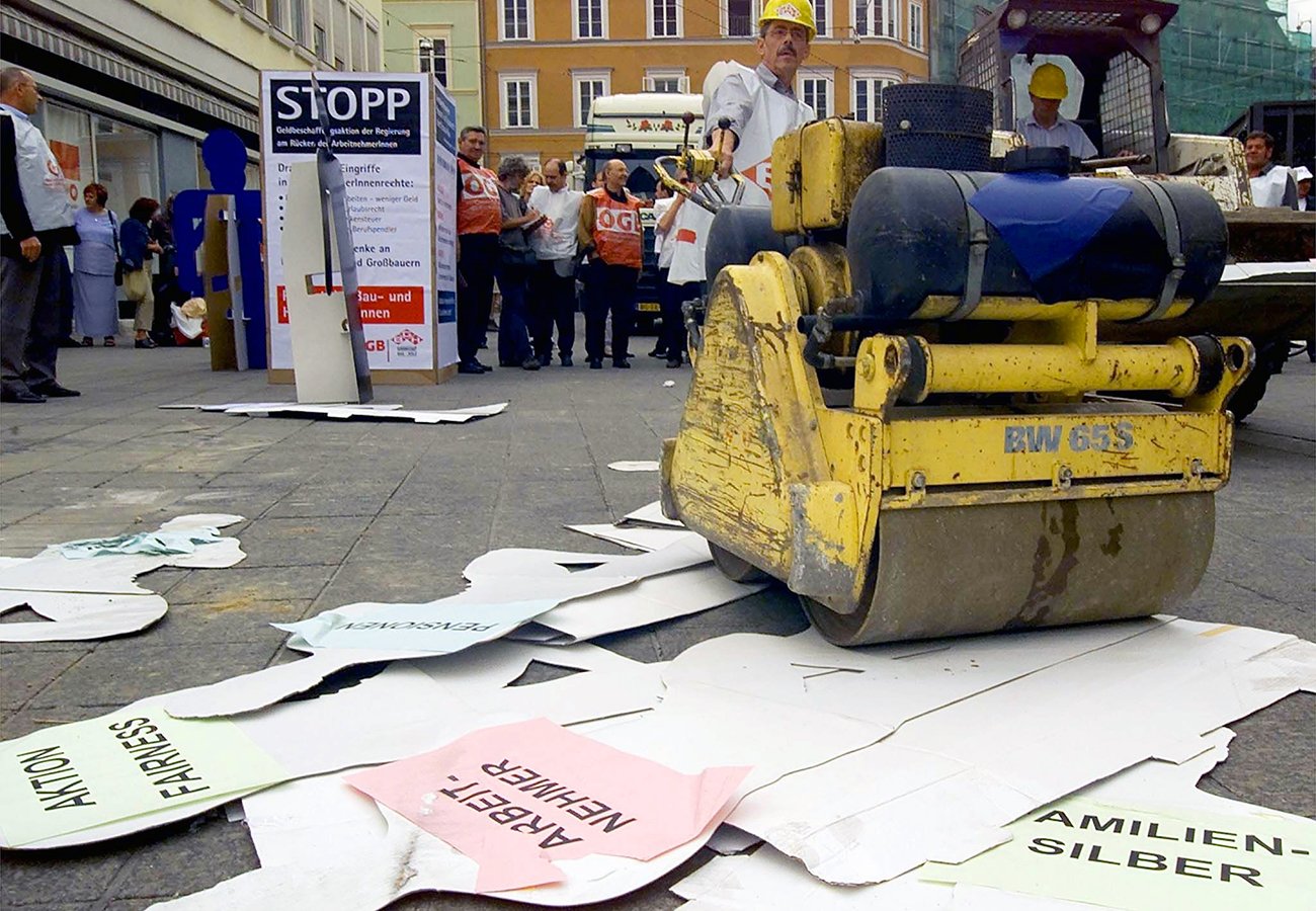 Download von www.picturedesk.com am 07.09.2023 (14:46). ZU APA TEXT II Mitglieder des Ã·GB und der Gewerkschaft Bau-Holz heute vormittag bei ihrer "Aktion Regierungswalze" , bei der mit einer Strassenwalze am Franziskanerplatz symbolisch Â¸ber die Belastungen hinweggefahren wurde. APA-Photo: Gert Eggenberger - 20000628_PD0573 - Rechteinfo: Rights Managed (RM)