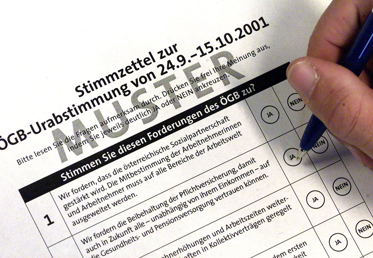 Download von www.picturedesk.com am 07.09.2023 (14:49). ZU APA-TEXT II - Themenbild - Die erste Urabstimmung in der Geschichte des Ã GB beginnt am heutigen Montag. Bis 15. Oktober sollen die 1,4 Millionen Gewerkschaftsmitglieder sechs Fragen zu wichtigen Sozialthemen der Zukunft beantworten. APA-Foto: Robert Jaeger - 20010924_PD0398 - Rechteinfo: Rights Managed (RM)