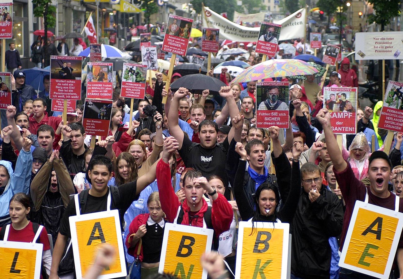 Download von www.picturedesk.com am 07.09.2023 (13:57). APARSC13 - 13052003 - WIEN -OESTERREICH: OEGB GROSSDEMONSTRATION - Der Demonstrationszug der im Rahmen der OEGB-Grossdemonstration gegen die geplante Pensionsreform vom Suedbahnhof aufgebrochen ist am Dienstag, 13. Mai 2003, am Weg zum Heldenplatz. APA FOTO: ROLAND SCHLAGER - 20030513_PD0935 - Rechteinfo: Rights Managed (RM)