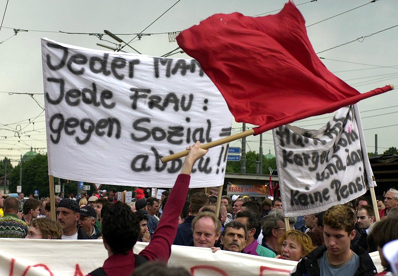 Download von www.picturedesk.com am 07.09.2023 (13:58). APARSC15 - 13052003 - WIEN -OESTERREICH: OEGB GROSSDEMONSTRATION - Kundgebungsteilnehmer mit Plakaten im Rahmen der OEGB-Grossdemonstration gegen die geplante Pensionsreform am Dienstag, 13. Mai 2003, am wiener Suedbahnhof. APA FOTO: ROLAND SCHLAGER - 20030513_PD0940 - Rechteinfo: Rights Managed (RM)