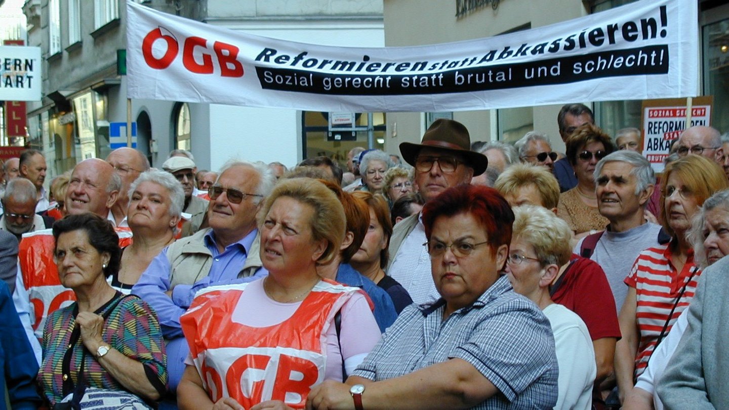 Frauenpensionen wurden seit der Verabschiedung des Allgemeinen Sozialversicherungsgesetzes diskutiert, hier Demo 2003