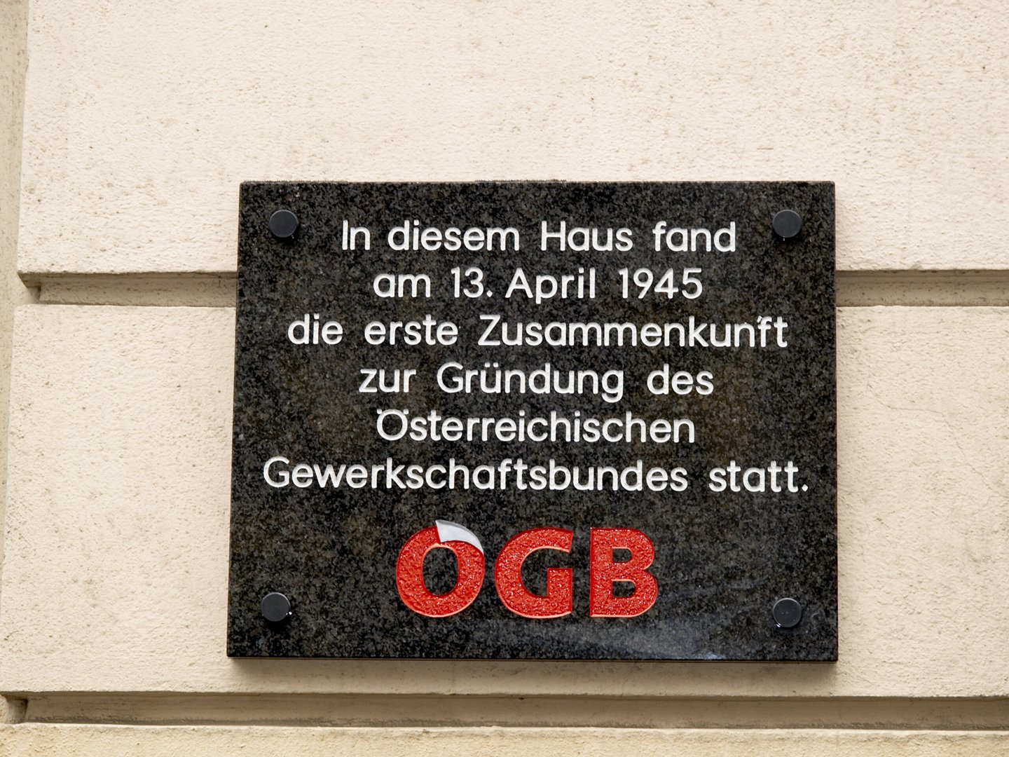 Am 13. April 2005 wurde die Gedenktafel anlässlich der Gründung des ÖGB in der Kenyongasse 3 enthüllt.