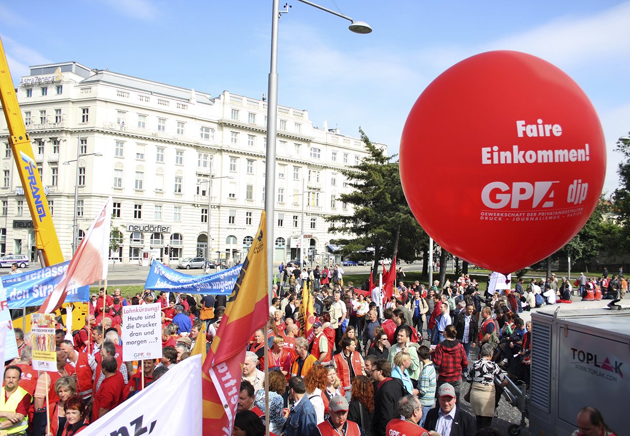 Download von www.picturedesk.com am 07.09.2023 (14:55). Gewerkschaftsdemonstration am Schwarzenbergplatz (Wien, 13. Mai2009) - 20090513_PD2853 - Rechteinfo: Rights Managed (RM)