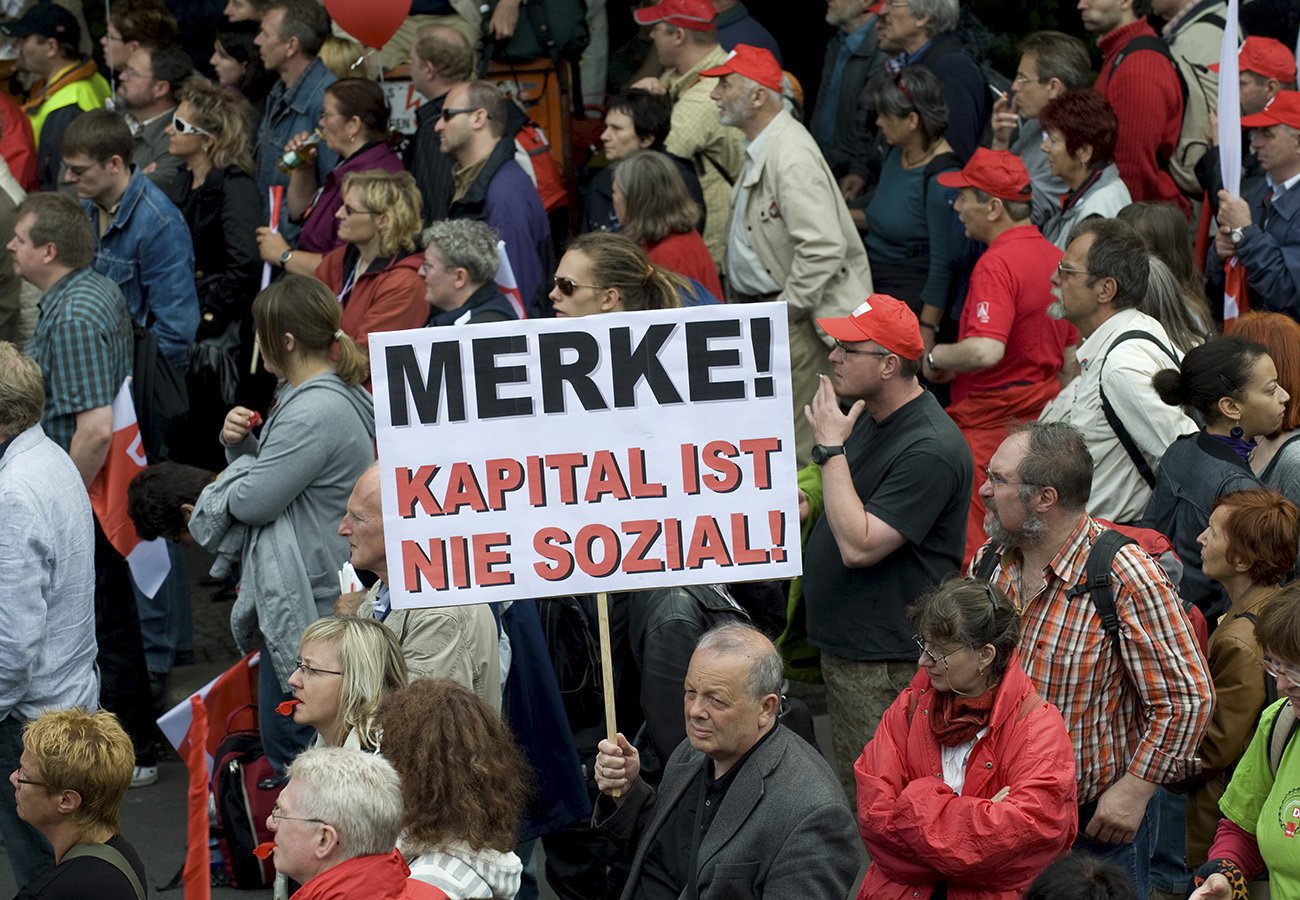 Download von www.picturedesk.com am 07.09.2023 (12:44). ***   *** 4582 / Demonstration DGB: Deutschland, Berlin, 16.05.2009: Demonstranten mit roten Fahnen der Partei Die Linke auf der Demonstration von 100.000 Teilnehmern vom Gewerkschaftsverband DGB und anderer Gruppen unter dem Motto -Wir Machen Alarm - Europaeischer Aktionstag Fuer Arbeit und Soziale Gerechtigkeit vor dem Kanzleramt in Berlin. Die Demo unter dem Motto -Die Krise bekaempfen. Sozialpakt fuer Europa- war Teil der Aktionstage des Europaeschen Gewerkschaftsbundes EGB. - Stefan Boness / VISUM - Stichworte: Kundgebung, Deutscher Gewerkschaftsbund, Demonstration, Protest, Gewerkschaften, Gewerkschaft, Politik, Wirtschaft, Teilhabe, Beteiligung. Symbol, Symbolbild, symbolisch, soziale unruhe, soziale Frage, Kapitalismus, Kapitalismuskritik, Krise, Menschen, Menschenmenge, Weltfinanzkrise, Weltwirtschaftskrise, Wirtschaftskrise, Furcht vor Finanzkrise, Mitbestimmung, gegen Armut und Arbeitslosigkei, Buerger, Demo, Deutschland, Event, Fahnen, Gesellschaft, Plakate, Reformen, Sozialpolitik, Transparente, Veranstaltung, Widerstand, Zukunft, Zukunftsangst - 20090516_PD5000 - Rechteinfo: Rights Managed (RM)