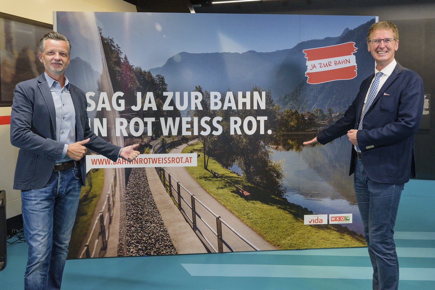 vida-Vorsitzender Roman Hebenstreit mit Wirtschaftskammervertreter bei der Kampagnenpräsentation "Sag Ja zur Bahn in Rot Weiß Rot".