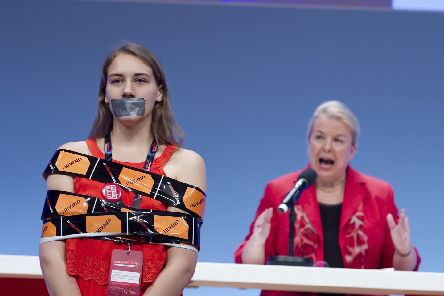Susanne Hofer demonstriert am 19. ÖGB-Bundeskongress 