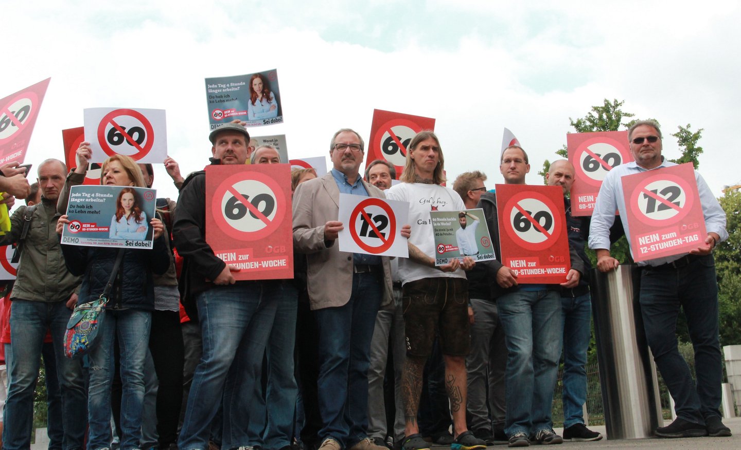 Am 27. Juni 2018 protestierten Gewerkschafter:innen am Ballhausplatz gegen den 12-Stunden-Tag