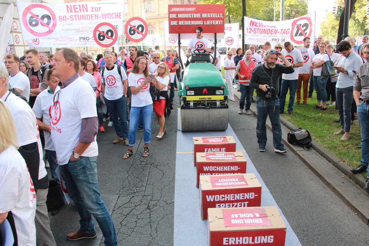 Am 31. August 2018 organisierte der ÖGB eine Aktion zur Veranschaulichung, wie die Bundesregierung über Arbeitnehmer:innen drüberfährt