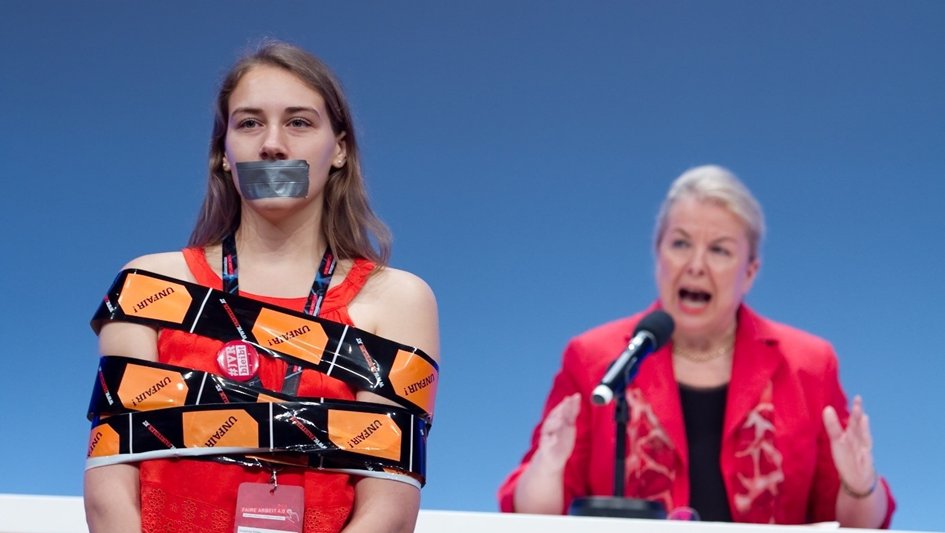ÖGJ-Vorsitzende Susanne Hofer demonstriert während der Rede der Sozialministerin Beate Hartinger-Klein (FPÖ) beim 18. ÖGB-Bundeskongress 2018 gegen die Abschaffung der Jugendvertrauensräte