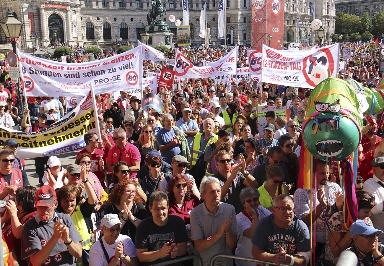 Überfallsartig wird am 14.6.2018 ein Gesetzesantrag zur Ausweitung der zulässigen Arbeitszeit auf 12 Stunden pro Tag eingebracht. Am 30.6. sagen weit über 100.000 Menschen bei einer Großdemo: „Nein zum 12-Stunden-Tag!“