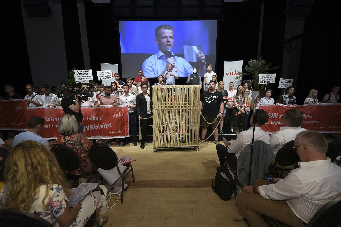 Aktion der vida Jugend bei BR-Konferenz mit dem Aufruf "#JVRbleibt".