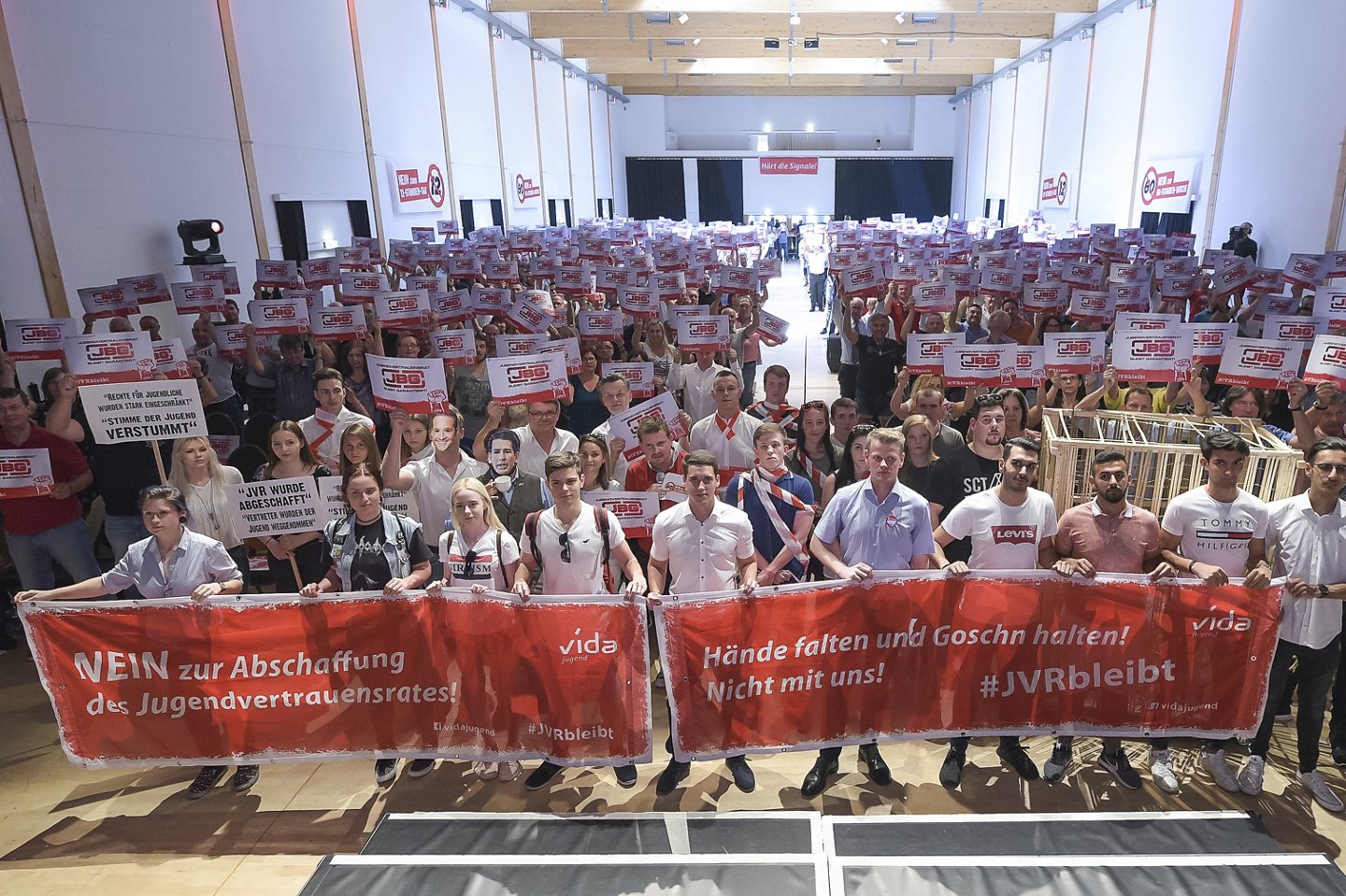 vida Jugend bei BR-Konferenz im Einsatz "#JVRbleibt". Gemeinsam für den Erhalt der Jugendvertrauensrät:innen in Österreich.