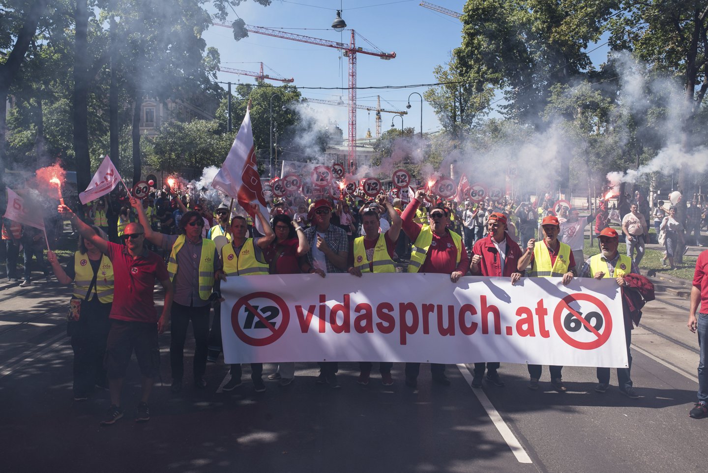 Demonstrationszug der Gewerkschaft vida gegen neues Arbeitszeitgesetz im Juni 2028 auf der Wiener Ringstraße. - nach dem Motto "#vidaspruch".