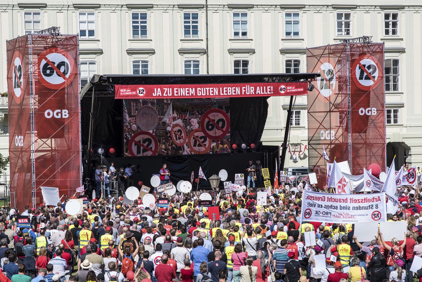 Abschlusskundgebung der großen Demonstration der Gewerkschaften gegen das neue  Arbeitszeitgesetz - mit Gewerkschaft vida unter dem Motto "#vidaspruch" - am Wiener Heldenplatz.