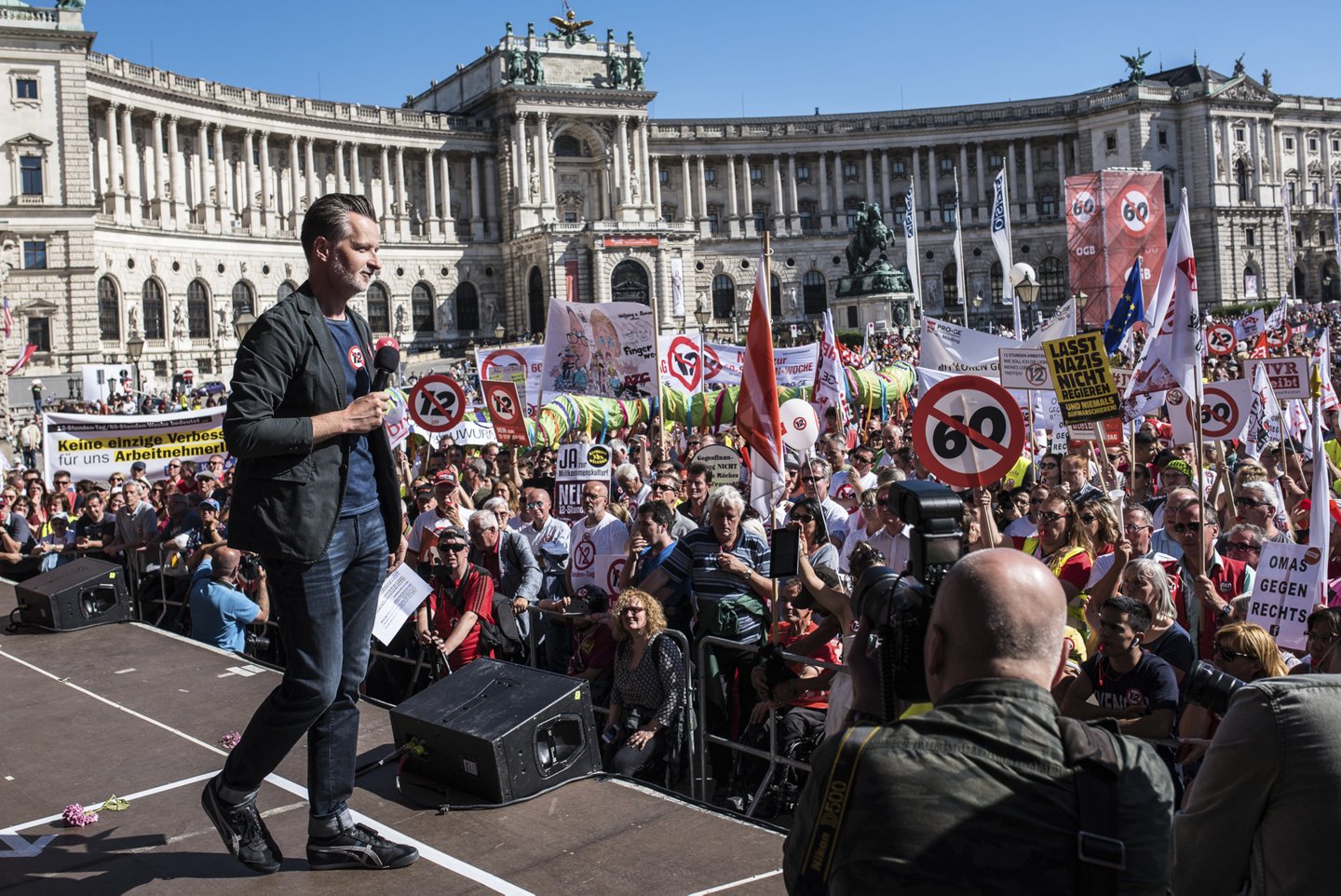 vida-Vorsitzender Roman Hebenstreit bei der Abschlusskundgebung der großen Demonstration gegen das neue Arbeitszeitgesetz im Juni 2018 am Wiener Heldenplatz. Seine Botschaft: "#vidapsruch"