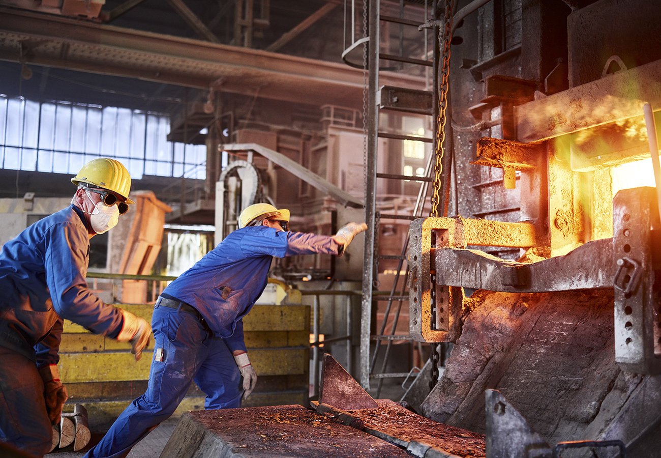 Download von www.picturedesk.com am 07.09.2023 (14:34). Industry, Smeltery, Workers checking blast furnace for fractures - 20190613_PD18814 - Rechteinfo: Royalty Free (RF) Model Released