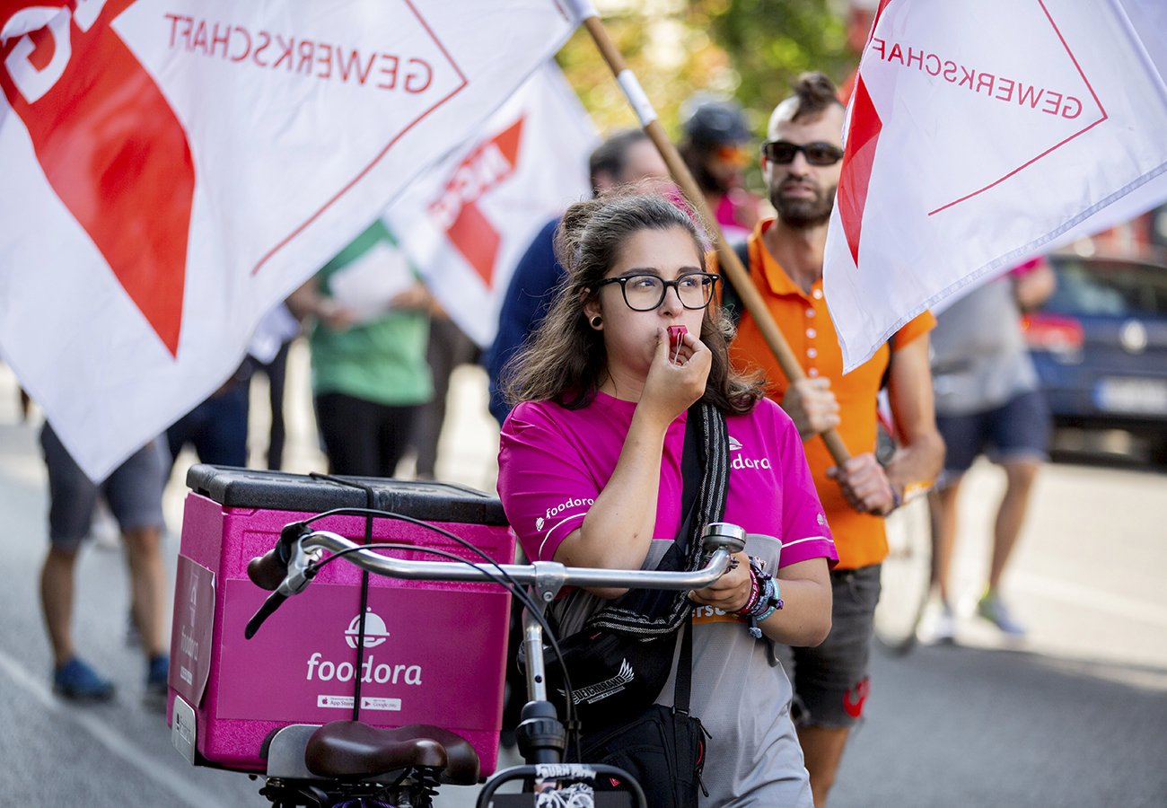 Download von www.picturedesk.com am 07.09.2023 (14:42). 22 August 2019, Berlin: A woman with a whistle and a delivery box on her bicycle takes part in a demonstration for better working conditions for food delivery workers. The Food and Catering Union (NGG) is calling for the demonstration on the nationwide "Riders Day". Photo: Christoph Soeder/dpa - 20190822_PD4457 - Rechteinfo: Rights Managed (RM)