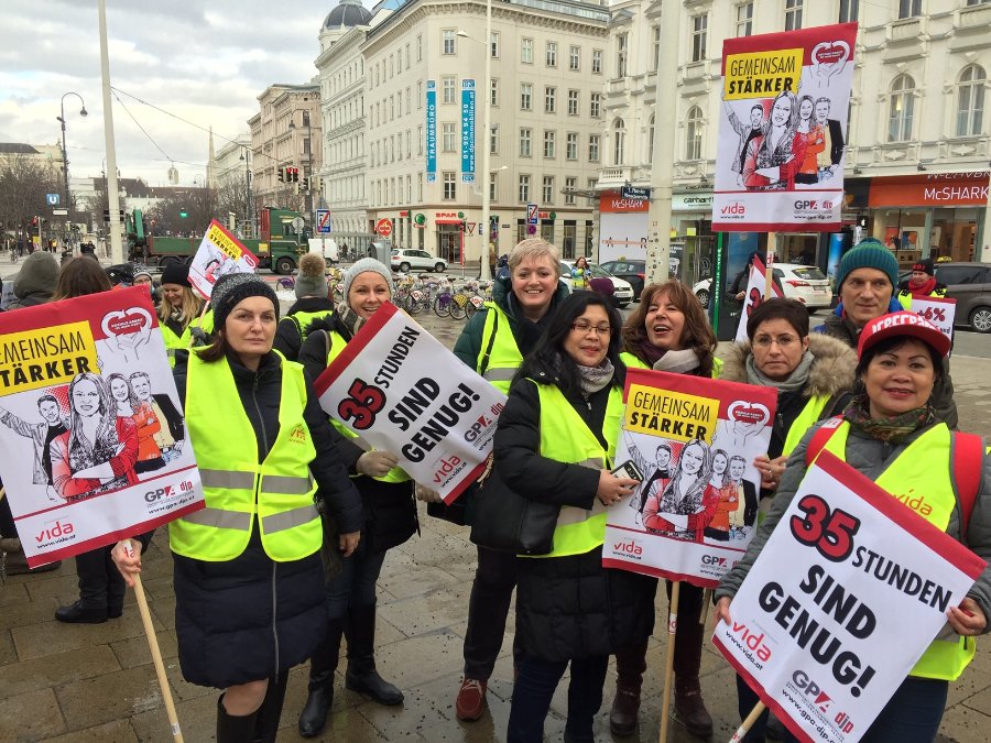 Protestaktion der Beschäftigten in der Sozialwirtschaft Österreich - im Einsatz für höhere Löhne und bessere Arbeitsbedingungen.