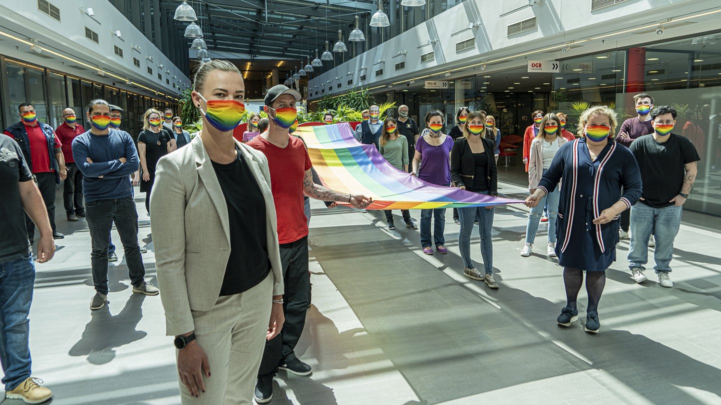 Wie jedes Jahr, wurde auch 2020 die Regenbogenfahne vor dem ÖGB-Gebäude gehisst