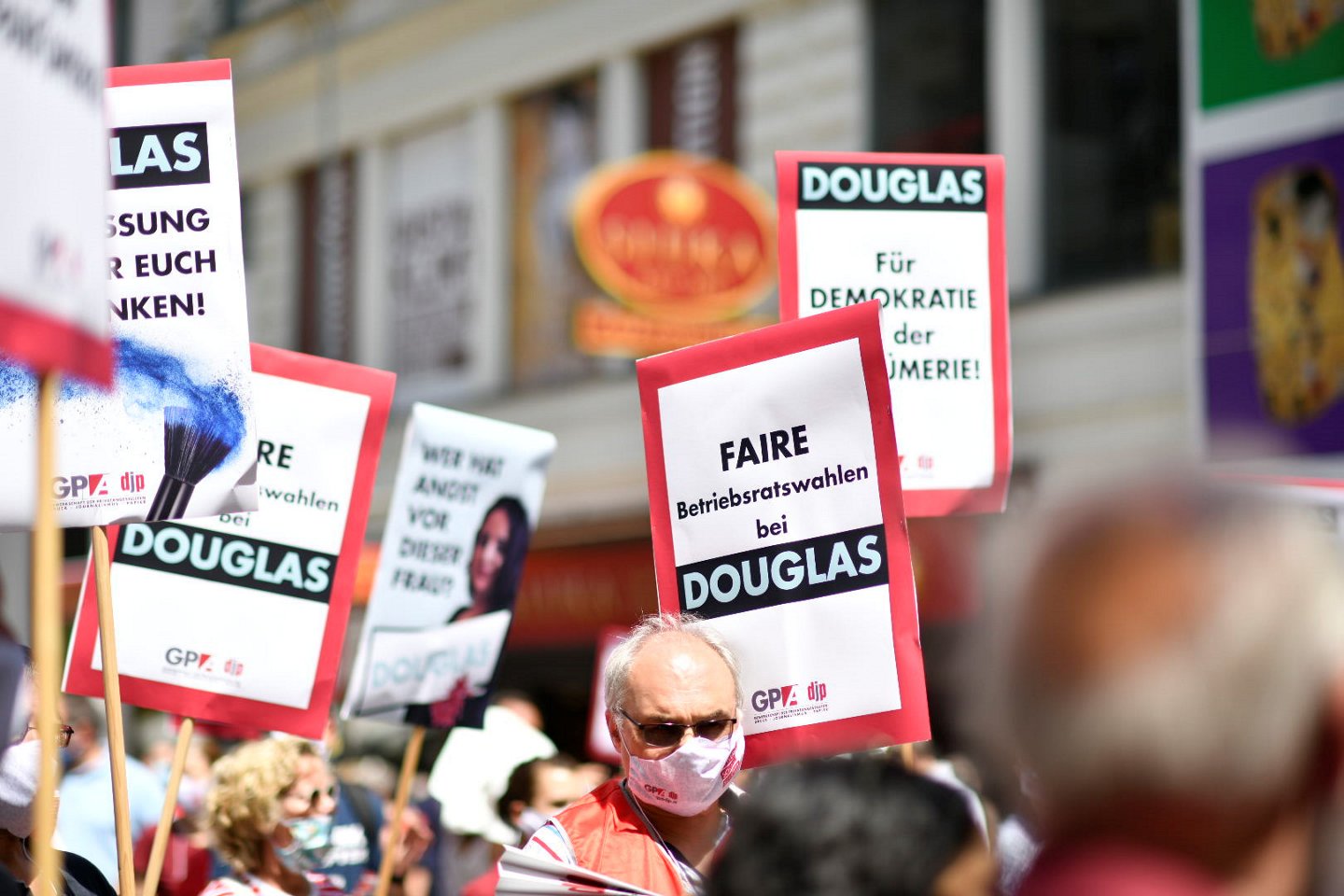 Am 26. Juni 2020 forderten Gewerkschafter:innen faire Betriebsratswahlen bei der Firma Douglas