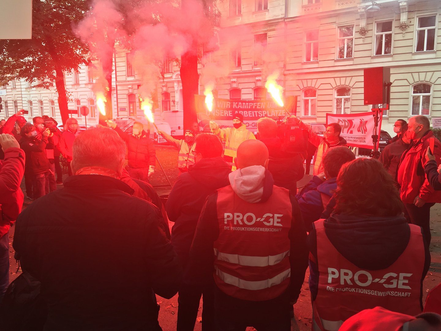 Am 15. Oktober 2020 protestierten rund 250 Menschen gegen die Werksschließung des Mayr-Melnhof-Werks in Hirschwang