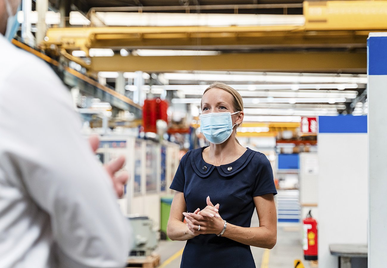 Download von www.picturedesk.com am 07.09.2023 (12:52). Female entrepreneur discussing with male colleague while standing in factory during pandemic - 20201126_PD13238 - Rechteinfo: Royalty Free (RF) Model Released