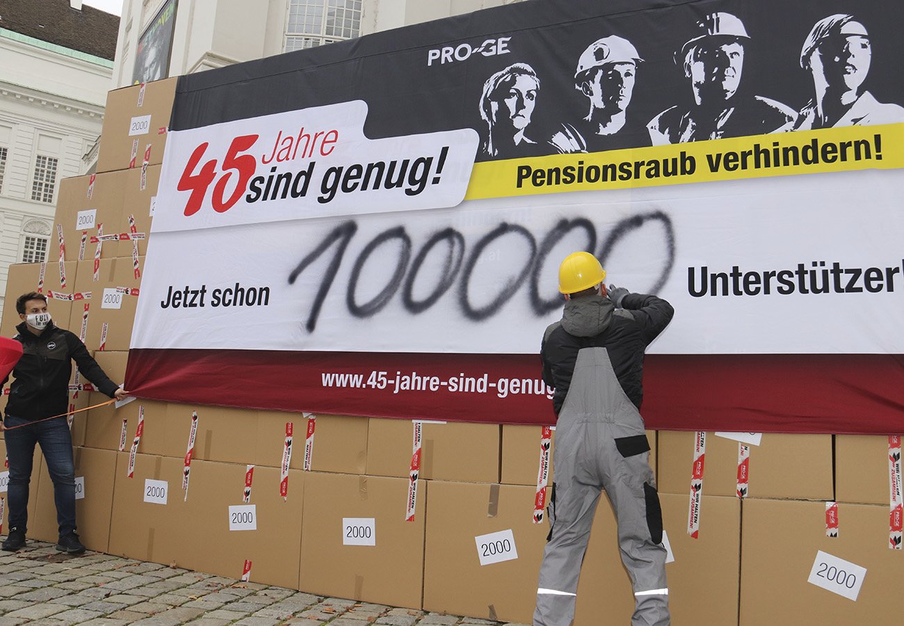 Trotz 117.000 gesammelter Unterschriften wird die Möglichkeit, nach 45 Jahren Arbeit abschlagsfrei in Pension zu gehen, nach 11 Monaten am 20. November 2020 von der türkis-blauen Regierung wieder abgeschafft.