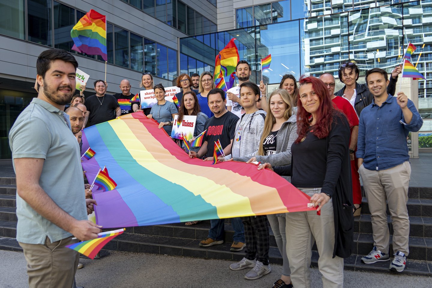 Pride-Month Juni 2022, ÖGB-MitarbeiterInnen hissen der Regenbogenfahne vor der ÖGB-Zentrale