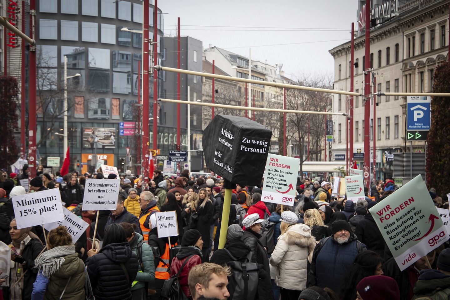 Mehrmals gingen die Beschäftigen der Sozialwirtschaft Österreich im Jahr 2022 auf die Straße. Hier in Wien. 