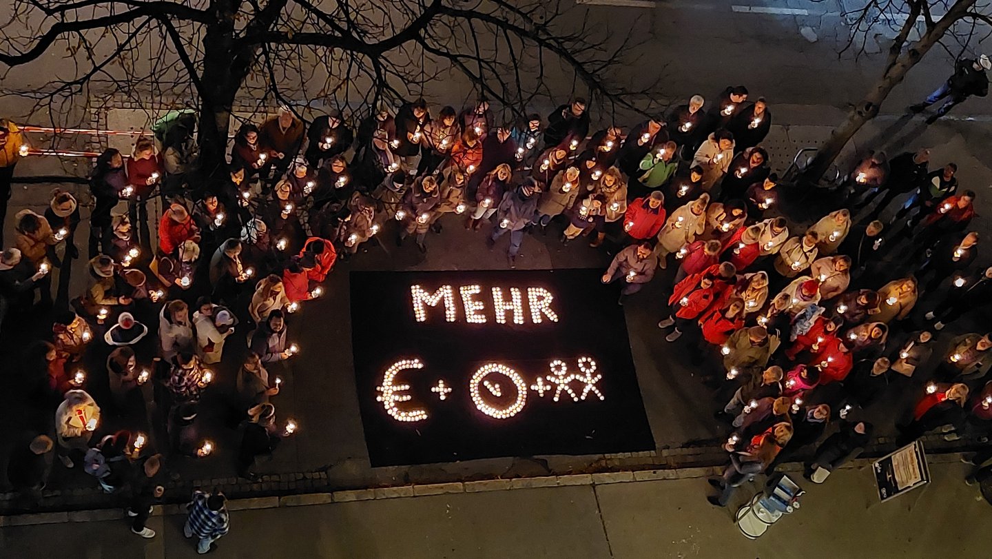 Lichtermeer in Klagenfurt am 9. November 2022, zur Unterstützung der Forderung nach 15 Prozent mehr Einkommen. 